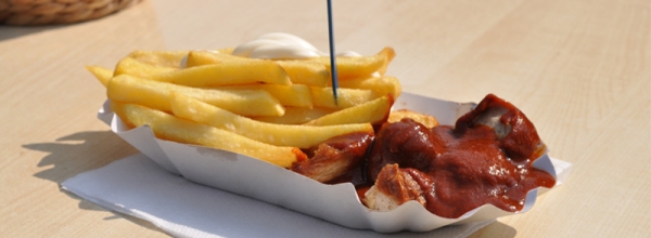 Pommes Currywurst Majo