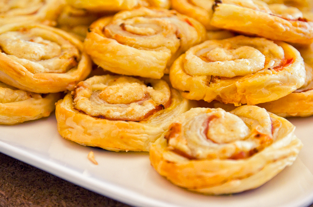 Mini Schnecken Aus Blätterteig Mit Käse Und Schinken — Rezepte Suchen