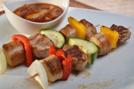 Schweinefilet und Bratwurst mit Gemüse