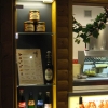 Vitrine links von der Warenausgabe 