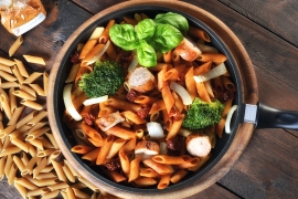 Pasta, Gemüse und Bratwurst 