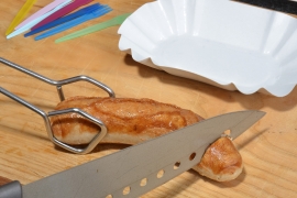 Mit Küchenzange halten und mit Messer / Schere in 7-8 Stücke schneiden