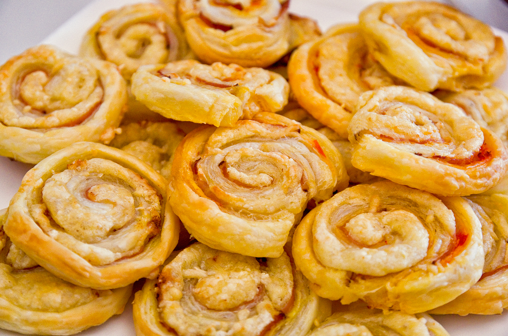 Mini Schnecken Aus Blätterteig Mit Käse Und Schinken — Rezepte Suchen