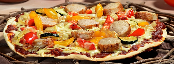 Zigeuner Pizza mit Chilisauce & Wurst vom Bratwursthaus