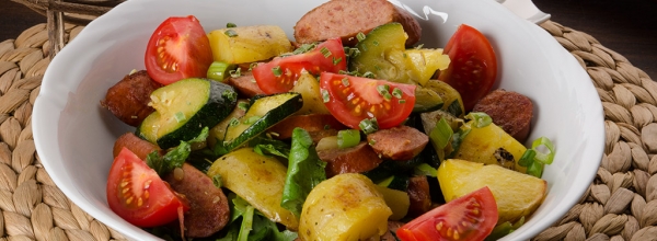 Herzhafter Wurstsalat mit Kartoffel und Krakauer